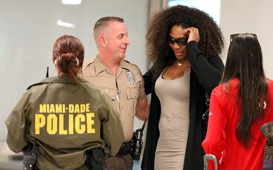 明星小威現身邁阿密機場 金屬探測門通道接受檢查[圖]