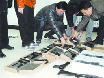 沈陽(yáng)桃仙機(jī)場(chǎng)安檢機(jī)通道驚險(xiǎn)長(zhǎng)管鋼珠槍43支[圖]