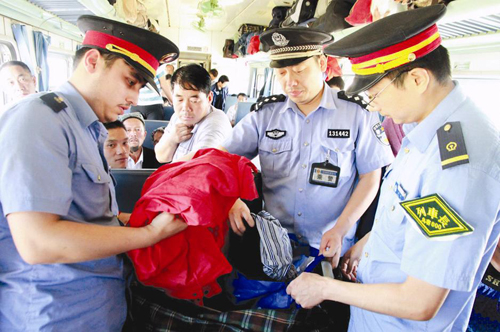 進(jìn)口HI-PE安檢門(mén)與行李安檢機(jī)共同把關(guān)烏魯木齊鐵路安檢[圖]