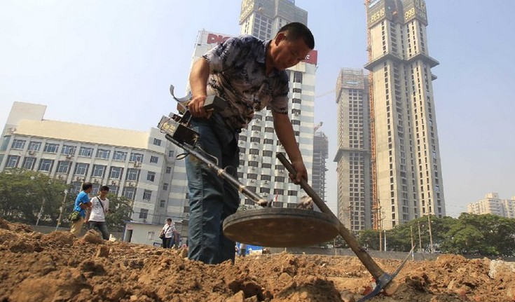 拾荒者裝備地下金屬探測(cè)儀：廢銅爛鐵變寶物[圖]
