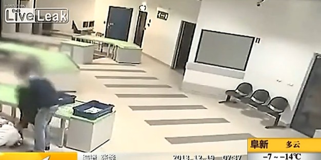 波蘭機場安檢門檢測員快速接住墜落嬰兒[圖]