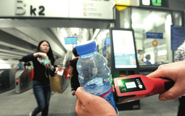 成都二環快速公交安檢采用手持液體檢測儀及防暴叉[圖]