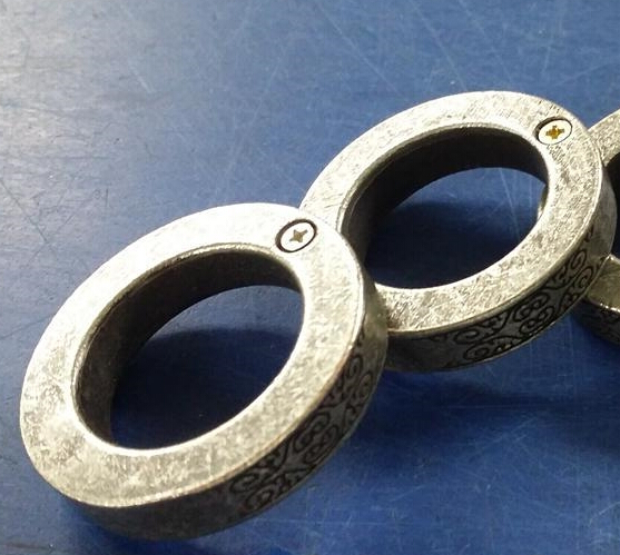 烏魯木齊機(jī)場(chǎng)：安檢通道攔截攻擊性拳刺“門氏扳指”[圖]