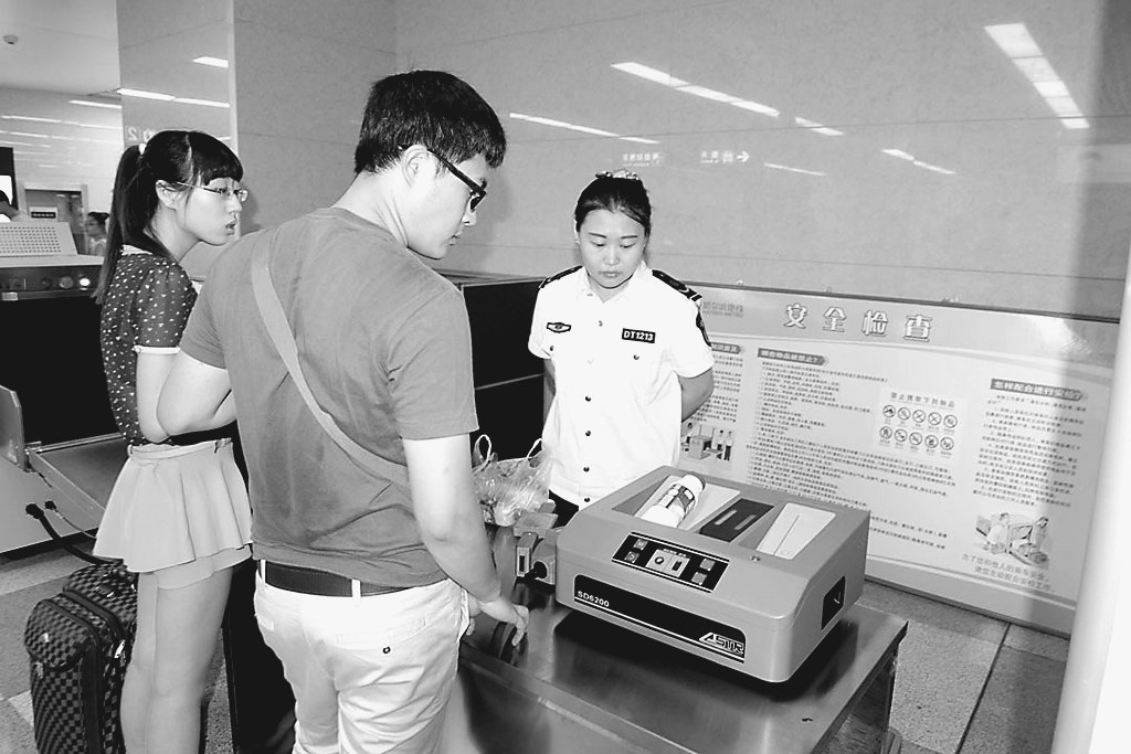 X光安檢機掃描逢包必檢逢疑必問