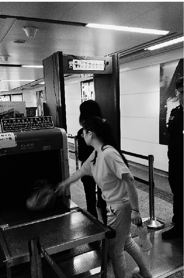 夏天小偷頻出沒，地鐵站裝上安檢門