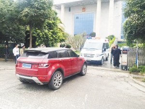 路虎車堵住法院大門 男子硬闖安檢