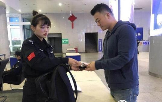 安檢門廠家：粗心乘客過安檢忘拿包安檢員緊急尋人送還！