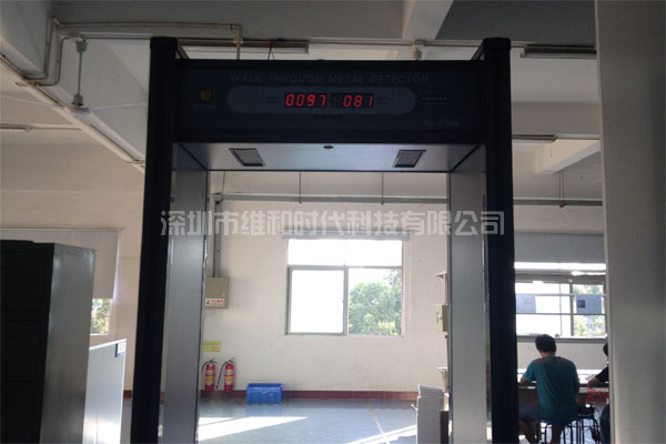 學(xué)校安檢門檢測方案：測溫安檢門配套手持金屬探測器保安全