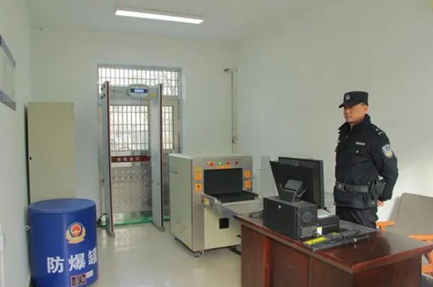 王益區(qū)法院加強安全保衛(wèi)工作 人民法庭安檢門正式投入使用[圖].jpg