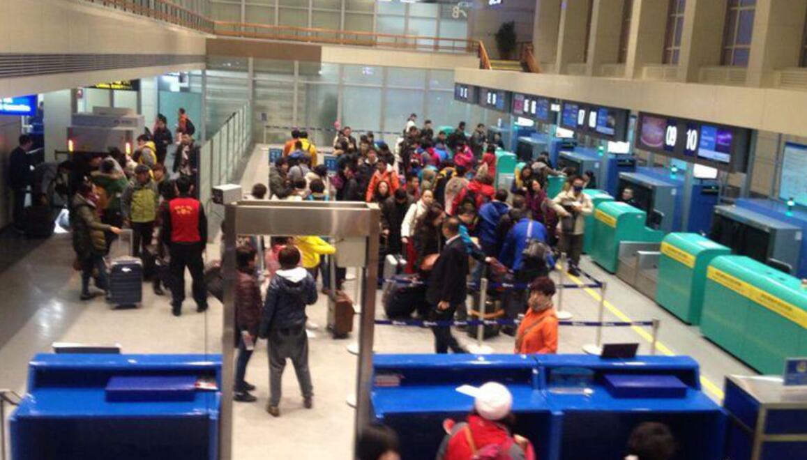 哈爾濱太平國際機(jī)場安全檢查站金屬探測安檢門通道發(fā)現(xiàn)3個(gè)打火機(jī)[圖]